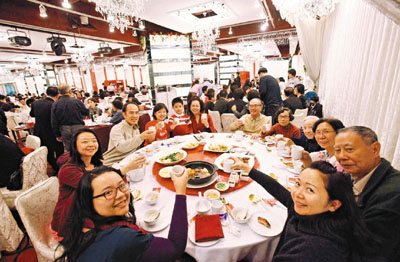 　■銅鑼灣不少海鮮酒家昨日都滿座，不少客人也指「冬大過年」，故要吃好一點。	香港文匯報記者曾慶威 攝