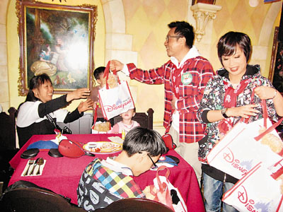 　■黎耀祥和太太Julia與數十名單親家庭小孩提早慶祝聖誕。