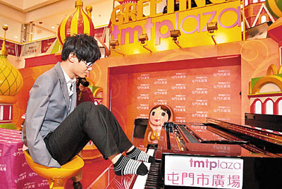 　■劉偉將以腳代手，為港人彈出聖誕佳音。