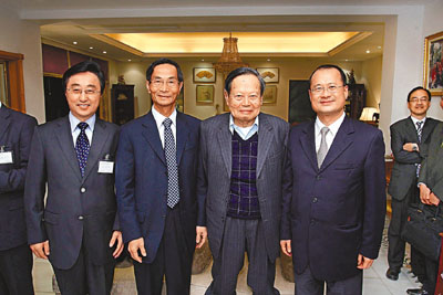 　■（左起）高玉琛副特派員、黎桂康副主任、楊振寧教授和蔡冠深合照。