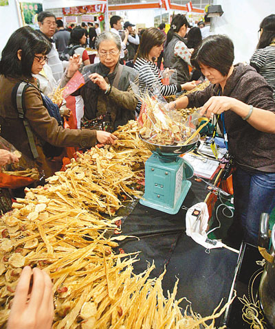 　■一連4日的冬日美食嘉年華昨開鑼，大批市民入場掃貨，各個攤位均人頭湧湧。	香港文匯報記者劉國權  攝