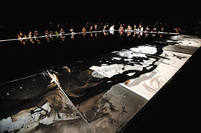 　■劇場中注入了七噸「墨水」，成為「墨池」，配合裝置和劇場空間，設計了一場多媒體演出。