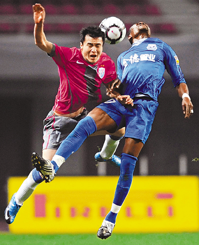 　■馮仁亮(左)在中超比賽中為申花披甲。	資料圖片