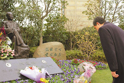 　■海協會會長汪道涵逝世5周年，王毅在上海汪道涵墓前鞠躬致意。	中央社
