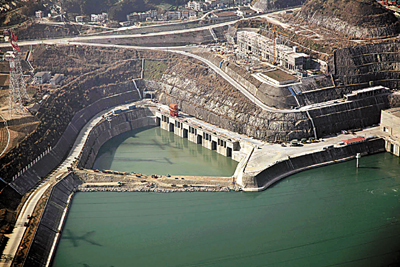 　■12月8日，三峽地下電站下游基坑開始充水，截至12月9日中午，充水高程達到52米。	本報特約記者  劉華  攝