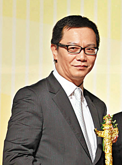 　■曾憲梓次子曾智雄代父領獎 