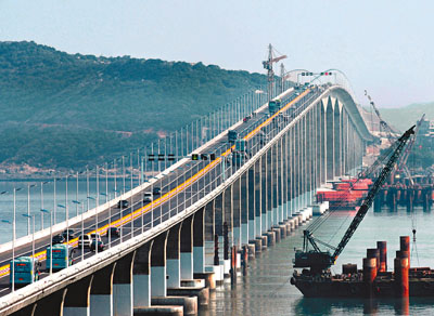 　■今年11月30日，福建平潭海峽大橋建成。圖為當天舉行的試通車儀式。資料圖片