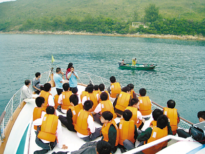 　■漁護署舉辦「香港漁民文化與海洋及地質資源導賞團」，把香港地質公園海上行程加入參觀漁排、漁民捕撈作業示範等元素，將漁民的日常工作包裝為旅遊產品。香港文匯報記者嚴敏慧  攝