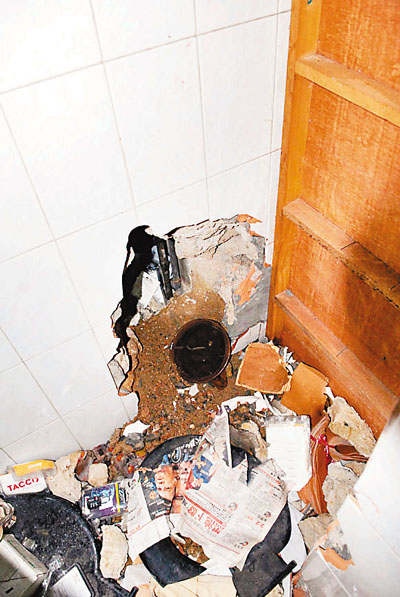 　■茶餐廳通往鎖匙舖的窗身遭賊匪鑿開一個牆洞。