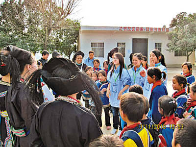 　■兩地學生互教唱歌。