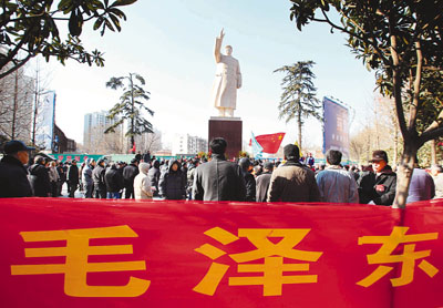 　■12月26日是毛澤東誕辰117周年，北京、 甘肅、山西、山東、河南等中國各地舉行紀念毛主席誕辰活動，深切緬懷這位世紀偉人。圖為河南鄭州，民眾聚集在紫荊山廣場毛澤東塑像前敬獻花籃。	中新社