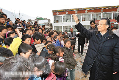 　■溫家寶看望玉樹州孤兒院的孩子，臨別時一步三回頭。	資料圖片