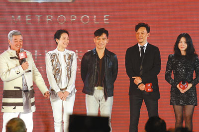 　■《一代宗師》的演員，(左起)趙本山、章子怡、梁朝偉、張震、宋慧喬出席「銀都」機構60周年慶典。