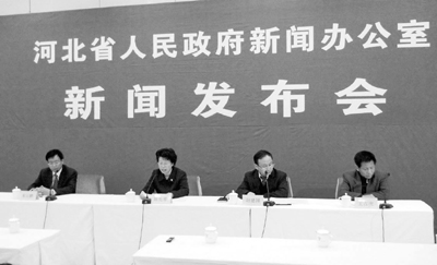 　■河北省民政廳巡視員陳先琴（左二）希望推動更多社會力量參與養老服務體系建設。   	香港文匯報記者韓群力  攝