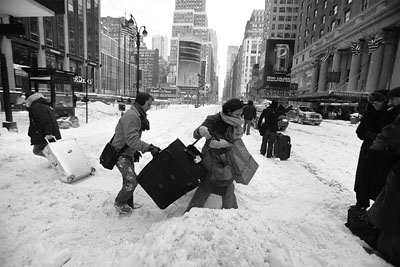 　■紐約一個地鐵車站前路面積雪甚厚，遊客帶行李上街步行艱難。	路透社 