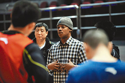 　■法蘭西斯(中)向隊友告別。新華社