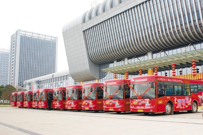 　■二期開業前夕，螺螄灣國際商貿城購置了15輛公交車免費為客戶服務。