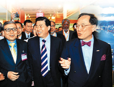 　■廣東省省長黃華華和香港特首曾蔭權共同巡視「粵港時尚生活匯展——2010孟買」展館。	廣東省政府供圖