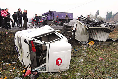 　■最高法院認為，交通肇事逃逸後自動投案，或在警方教育下如實供述自己罪行的，應認定為自首。圖為湖南發生的一起嚴重交通事故，一輛大貨車在撞傷兩人後逃逸，在逃逸途中又撞翻了10多輛摩托車，司機在逃逸未遂後用尖刀自殺。資料圖片