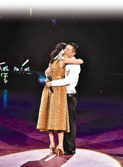 　■劉德華與陳慧琳來個親密的擁抱。