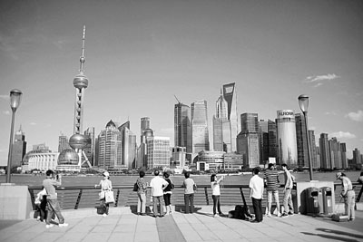 　■上海外灘市容。本文作者認為外部世界對中國的發展與管治模式的興趣越來越大。