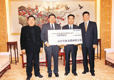 　■楊奮彬（左二）移交500萬元善款，由黃蘭發代表接收（右二）。左一為陳登鋒，右一為吳仰偉。 