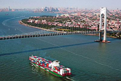 　■愈來愈多中國企業在美國設廠，既可避開貿易壁壘，亦可從美國學習可應用在本土市場的經驗。圖為中國遠洋貨輪進入美國紐約港。 	資料圖片