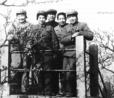 　■1960年，陶斯亮(右一)與父親陶鑄(中)、母親曾志(右二)及二醫大(上海軍醫大)的同學攝於杭州。