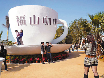 　■巨型咖啡杯吸引眼球。香港文匯報記者何玫 攝