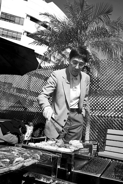 　■郭位分享烤肉醃料的「秘技」。	香港文匯報記者黃德正  攝