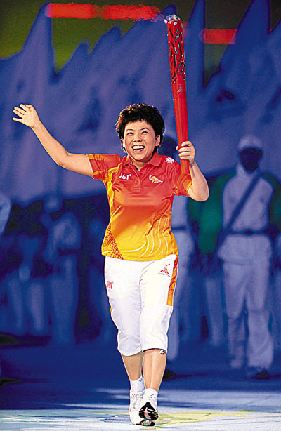 　■鄧亞萍11月參與亞運火炬傳遞。資料圖片