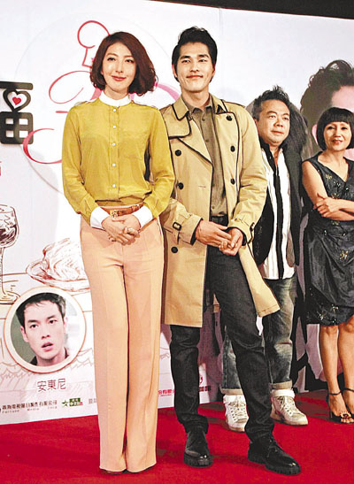 ■偶像劇《幸福三顆星》昨日在台北舉行首映記者會，演員藍正龍（右）與楊謹華（左）等人出席宣傳，並接受媒體拍照。	中央社