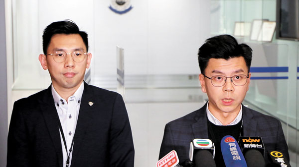 毒品調查科行動組警司鄒旺忠（右）及有組織罪案及三合會調查科鄧栩几總督察（左）講述案情。 香港文匯報記者  攝