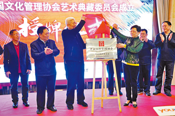 ■上海市政協副主席方惠萍（右一），江西省原省委書記、委員會顧問舒惠國（右二）等為委員會揭牌。