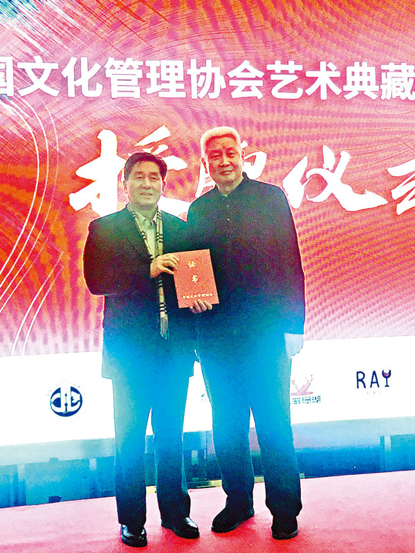 ■舒惠國為顧行偉（左）頒發任命證書。