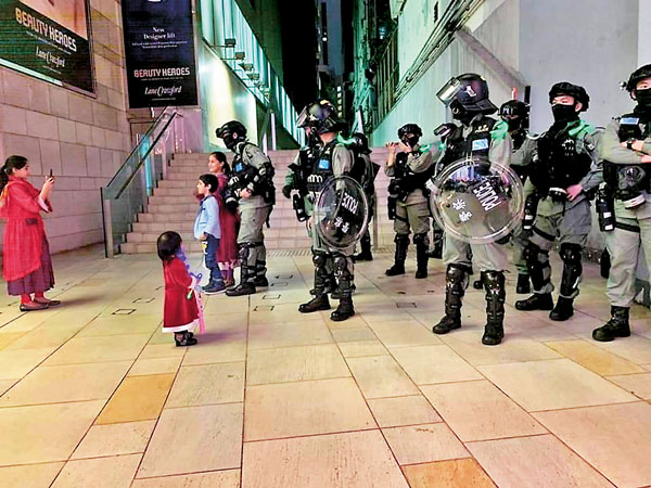 ■一群小朋友平安夜與警合照，場面溫馨。 網上圖片