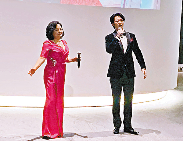 ■「一路走來」發佈會上，徐霞與專程自廣州到來的男中音歌唱家馮國棟合唱。