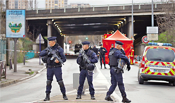 ■法國一名男子前日在巴黎市郊一個公園內，揮刀刺死一名途人，其後被警方擊斃。警方隨後封鎖案發現場。 路透社