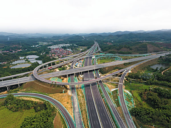 ■廣東預計年底全省高速公路通車里程將首次突破1萬公里。圖為佛山市高明區至僑鄉江門恩平市的高速公路。資料圖片