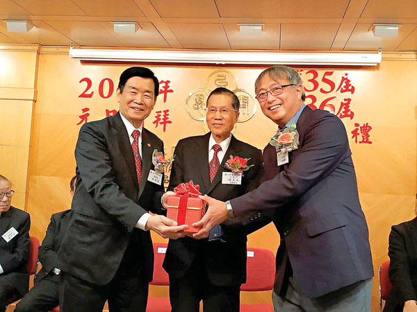 ■香港四邑商工總會榮譽會長趙文合（中）主持該會新舊理監事交接儀式。