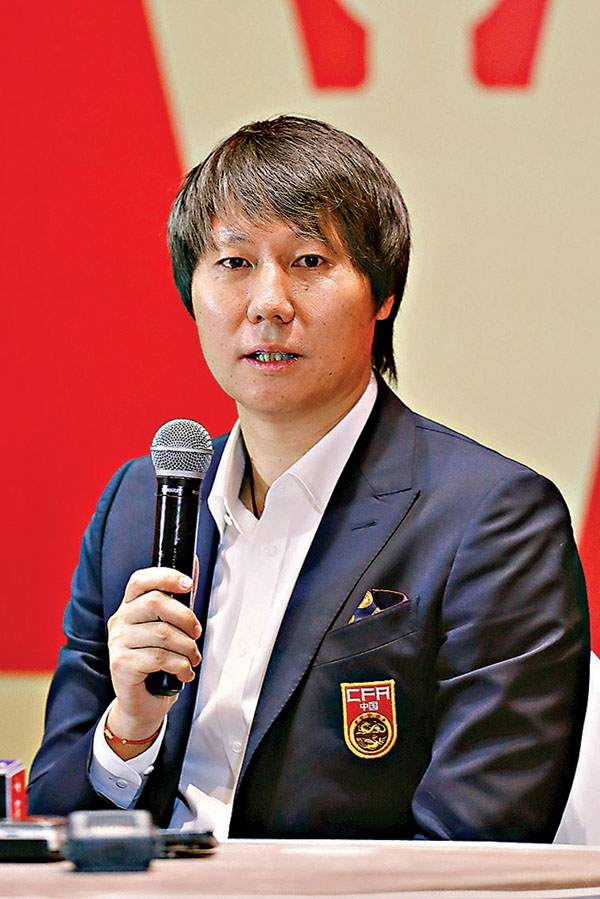 ■ 李鐵在就職見面會上回答傳媒提問。 中新社