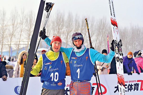 ■ 男子組冠軍安德烈耶夫（右）賽後與隊友合影。香港文匯報記者吳千  攝