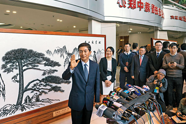 ■中聯辦主任駱惠寧首天履新接受記者採訪。 彭博社