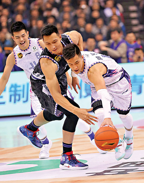 ■ 郭艾倫（右）與易建聯（中）會再次於明星賽較量。  資料圖片