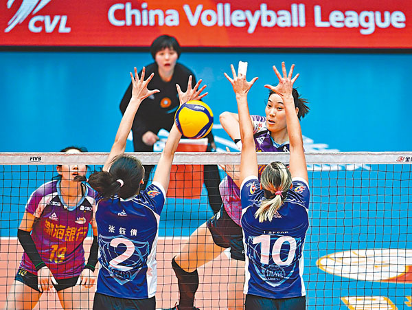 ■朱婷（右上）在比賽中扣球。 新華社