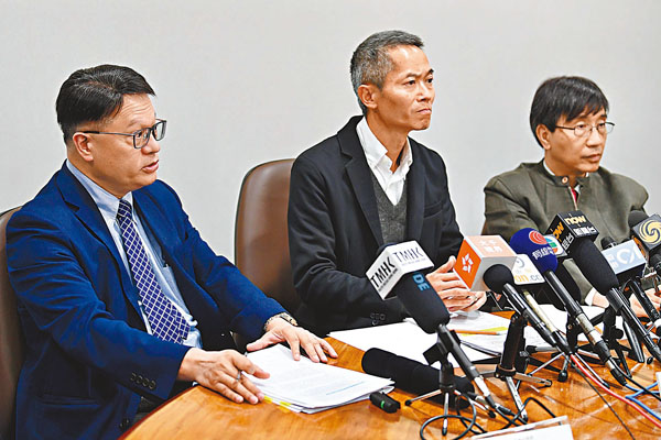 ■昨晚，香港衛生署衛生防護中心總監黃加慶（中）、新發現及動物傳染病科學委員會主席許樹昌（左）、香港大學李嘉誠醫學院微生物學系傳染病學講座教授袁國勇（右）會見傳媒，匯報武漢肺炎病例群組個案的最新進展。   中通社