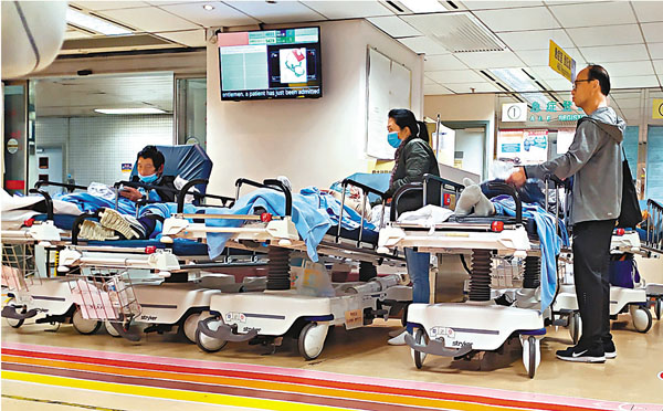 ■冬季流感殺到！因床位緊張，廣華醫院不少病人要在急症室臥床等分流上病房。