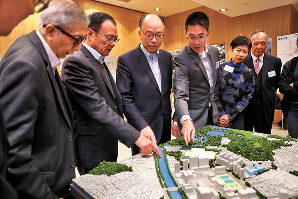 ■陳帆與新鴻基及聖公會福利協會高層等參觀「同心村」模型。 香港文匯報記者  攝