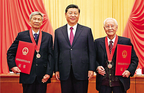 ■昨日，2019年度國家科學技術獎勵大會在北京人民大會堂隆重舉行。習近平向獲得2019年度國家最高科學技術獎的原中國船舶重工集團公司第七一九研究所黃旭華院士（右）和中國科學院大氣物理研究所曾慶存院士（左）頒獎。 新華社