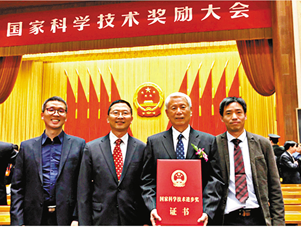 ■陳克復（左三）團隊在國家科學技術獎勵大會上合影。 網上圖片